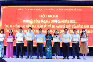 Bà Nguyễn Thị Là, Phó Bí thư Thường trực Đảng uỷ khối ĐH, CĐ TPHCM tặng Giấy khen cho đảng viên “Hoàn thành xuất sắc nhiệm vụ” 5 năm liền.