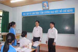 Đoàn giám sát nắm bắt thực tế tại các lớp học của Trường THPT dân tộc nội trú N’Trang Lơng.