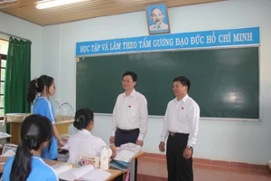 Đoàn giám sát nắm bắt thực tế tại các lớp học của Trường THPT dân tộc nội trú N’Trang Lơng.