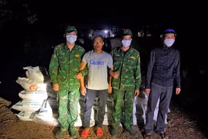 Đối tượng Nguyễn Tuấn Anh (áo thun xám) bị bắt giữ cùng tang vật 1,5 tấn đường cát nhập lậu.