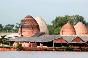 Huyện Mang Thít là nơi sản xuất gạch, gốm lớn nhất vùng Đồng bằng sông Cửu Long. Ảnh: Nam Sơn.