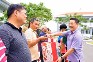 Ông Huỳnh Sơn Tuấn, Bí thư Huyện ủy Long Điền trao tặng quà cho bà con ngư dân.