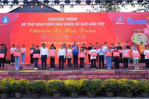 Sinh viên nhận biển tượng trưng vé xe về quê đón Tết.