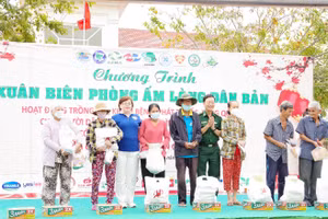 Đại tá Nguyễn Văn Tiến và mạnh thường quân tặng quà cho người dân có hoàn cảnh khó khăn trên địa bàn thị trấn Cần Thạnh, huyện Cần Giờ.