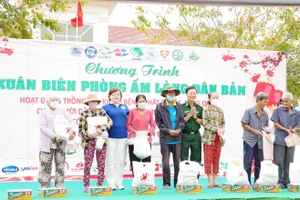 Đại tá Nguyễn Văn Tiến và mạnh thường quân tặng quà cho người dân có hoàn cảnh khó khăn trên địa bàn thị trấn Cần Thạnh, huyện Cần Giờ.