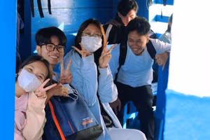 Thí sinh xã đảo Thạnh An háo hức trước kỳ thi.