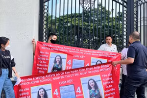 Nhà đầu tư căng băng rôn trước cổng trường đòi nợ Chủ tịch HĐQT một trường quốc tế.
