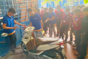 Sinh viên trường Trung cấp Nguyễn Tất Thành tham gia workshop trải nghiệm dịch vụ rửa xe với công nghệ hơi nước.