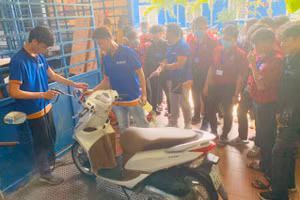 Sinh viên trường Trung cấp Nguyễn Tất Thành tham gia workshop trải nghiệm dịch vụ rửa xe với công nghệ hơi nước.