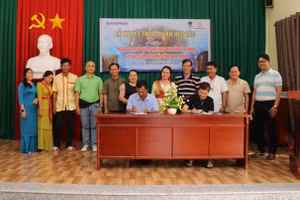 Đại diện Khoa Du lịch Trường Đại học Nguyễn Tất Thành ký kết hợp tác với Làng gốm Bàu Trúc. Ảnh: Quảng Đại Tuyên. 