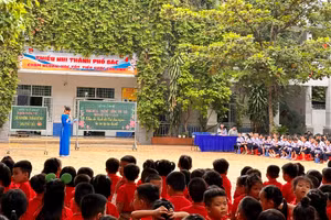 Trường tiểu học Lê Văn Việt (TP Thủ Đức) truyền thông y tế các phòng tránh bệnh đau mắt đỏ cho học sinh.