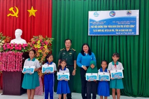 Lãnh đạo BĐBP An Giang và Hội LHPN tỉnh trao tặng học bổng cho học sinh nghèo học giỏi xã Nhơn Hội, huyện An Phú (An Giang). Ảnh: CK.