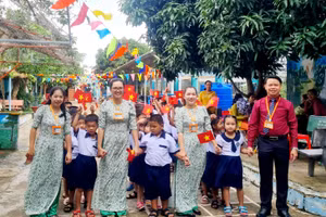 Học sinh, cán bộ, giáo viên Trường tiểu học Thạnh An hân hoan trong ngày khai giảng năm học mới.