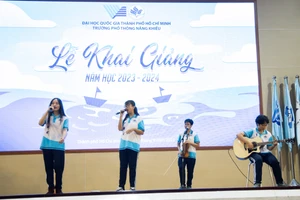 Một tiết mục “cây nhà lá vườn” tại lễ khai giảng Trường phổ thông Năng khiếu. Ảnh: MINK.