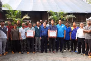 Bộ trưởng Lê Minh Hoan thăm và tặng quà tổ cộng đồng nhận khoán bảo vệ rừng. Ảnh: Trần Trung.