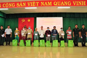 Ban tổ chức trao quà Tết cho các hộ dân có hoàn cảnh khó khăn và học sinh nghèo trong chương trình “Nâng bước em tới trường”.