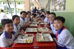 Học sinh Trường Tiểu học Long Thạnh Mỹ ăn bán trú trở lại vào trưa 6/11. Ảnh: Đoàn Minh.