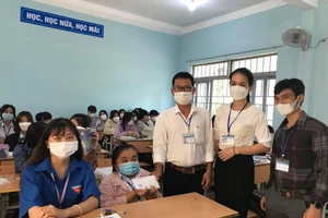 BCH Đoàn trường THPT Phan Chu Trinh thăm hỏi, động viên Như Quỳnh vượt lên khó khăn, đạt thành tích cao trong việc học.