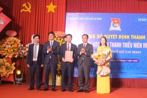 Bí thư thứ nhất Trung ương Đoàn Bùi Quang Huy và Thứ trưởng Bộ GD&ĐT Hoàng Minh Sơn trao quyết định và tặng hoa chúc mừng Phân hiệu Học viện thanh thiếu niên Việt Nam tại TPHCM.