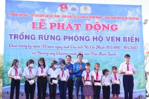 Trao học bổng cho các em học sinh nghèo có hoàn cảnh khó khăn.