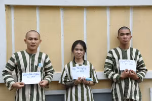 Nhóm Nghĩa, Tú, Ly bị lực lượng công an tạm giữ.