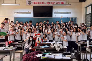 Thầy Phương hóa trang thành Ông già Noel trong một hoạt động của lớp (Ảnh: Nhân vật cung cấp).