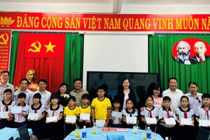 Học sinh Trường tiểu học Thạnh An vui mừng nhận học bổng từ đơn vị trao tặng.