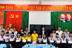 Học sinh Trường tiểu học Thạnh An vui mừng nhận học bổng từ đơn vị trao tặng.