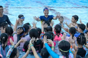 Ánh Viên và các em nhỏ hào hứng với buổi học bơi. Ảnh: FBNV.