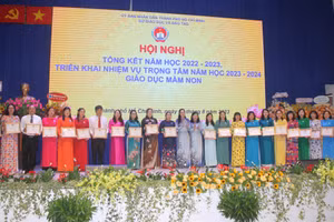 Lãnh đạo Sở GD&ĐT TPHCM và Phòng Giáo dục mầm non (Sở GD&ĐT TP) trao giấy khen cho các tập thể.