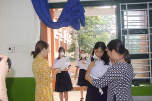 Thí sinh tại điểm thi Trường THPT Nguyễn Hữu Huân (TP Thủ Đức) trong buổi thi môn Ngữ Văn.