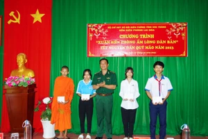 Lực lượng biên phòng trao học bổng cho học sinh trong chương trình “Nâng bước em tới trường”.