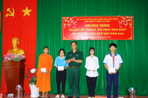 Lực lượng biên phòng trao học bổng cho học sinh trong chương trình “Nâng bước em tới trường”.