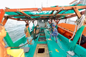 Cán bộ tàu Biên phòng BP 20.19.01 tiến hành kiểm tra tàu chở dầu lậu.