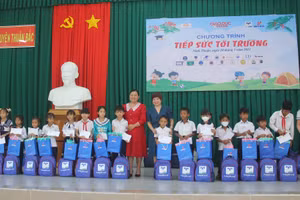 Lãnh đạo Báo Giáo dục và Thời đại cùng lãnh đạo Sở GD&ĐT tỉnh Ninh Thuận tặng quà và học bổng cho học sinh.