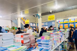 Phụ huynh và học sinh mua sách giáo khoa chuẩn bị cho năm học mới.