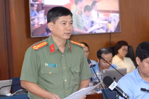 Thượng tá Lê Mạnh Hà thông tin tại buổi họp báo.