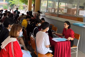 Phụ huynh đến nộp hồ sơ nhập học vào lớp 10 tại Trường THPT Đào Sơn Tây (TPHCM).