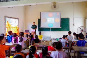 Cán bộ biên phòng tuyên truyền về chủ quyền lãnh thổ, biên giới quốc gia cho học sinh tại Chùa Tham Chu.