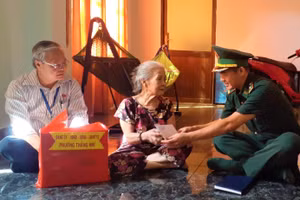 Đồn Biên phòng Bến đá và chính quyền địa phương tặng quà cho gia đình chính sách.