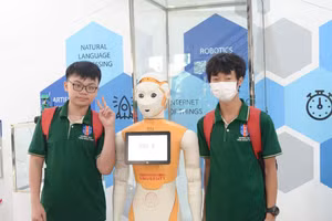 Học sinh Trường THPT Trần Nhân Tông trải nghiệm thực tế tại Trường Đại học quốc tế Sài Gòn.