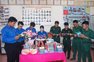 Cán bộ, chiến sĩ đồn Biên phòng Trung Bình và đoàn viên thanh niên xã Trung Bình, huyện Trần Đề (Sóc Trăng) hưởng ứng Ngày sách và Văn hoá đọc Việt Nam.