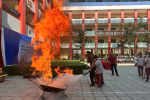 Học sinh Trường Tiểu học-THCS-THPT Ngô Thời Nhiệm (TPHCM) tập huấn phòng cháy chữa cháy.