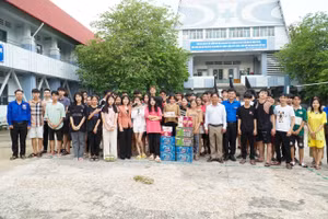 92 thí sinh Trường THPT Đắc Lua được tặng quà, động viên tinh thần trước khi bước vào kỳ thi tốt nghiệp THPT năm 2023.