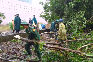 Cán bộ, chiến sĩ Đồn Biên phòng Vĩnh Châu cùng các lực lượng giúp dân khắc phục hậu quả dông lốc.