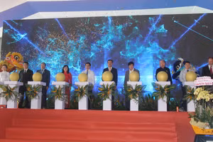 Thứ trưởng Nguyễn Văn Phúc (thứ 5 từ trái qua) cùng các đại biểu ấn nút khởi động quả cầu ánh sáng khánh thành Trường Tiểu học-THCS-THPT Khải Hoàn-Nam Sài gòn.