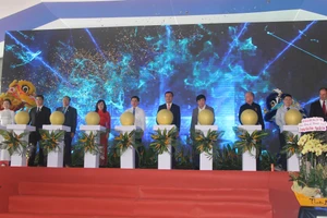 Thứ trưởng Nguyễn Văn Phúc (thứ 5 từ trái qua) cùng các đại biểu ấn nút khởi động quả cầu ánh sáng khánh thành Trường Tiểu học-THCS-THPT Khải Hoàn-Nam Sài gòn.