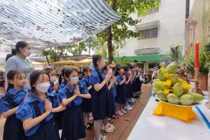 Học sinh Trường Tiểu học Hòa Bình (quận 1) dâng hương lên bàn thờ Vua Hùng.