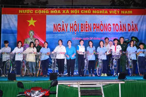 Lãnh đạo bộ đội Biên phòng TPHCM và Ủy ban MTTQ Việt Nam TP trao tặng xe đạp cho học sinh có hoàn cảnh khó khăn.