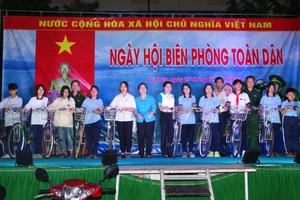 Lãnh đạo bộ đội Biên phòng TPHCM và Ủy ban MTTQ Việt Nam TP trao tặng xe đạp cho học sinh có hoàn cảnh khó khăn.